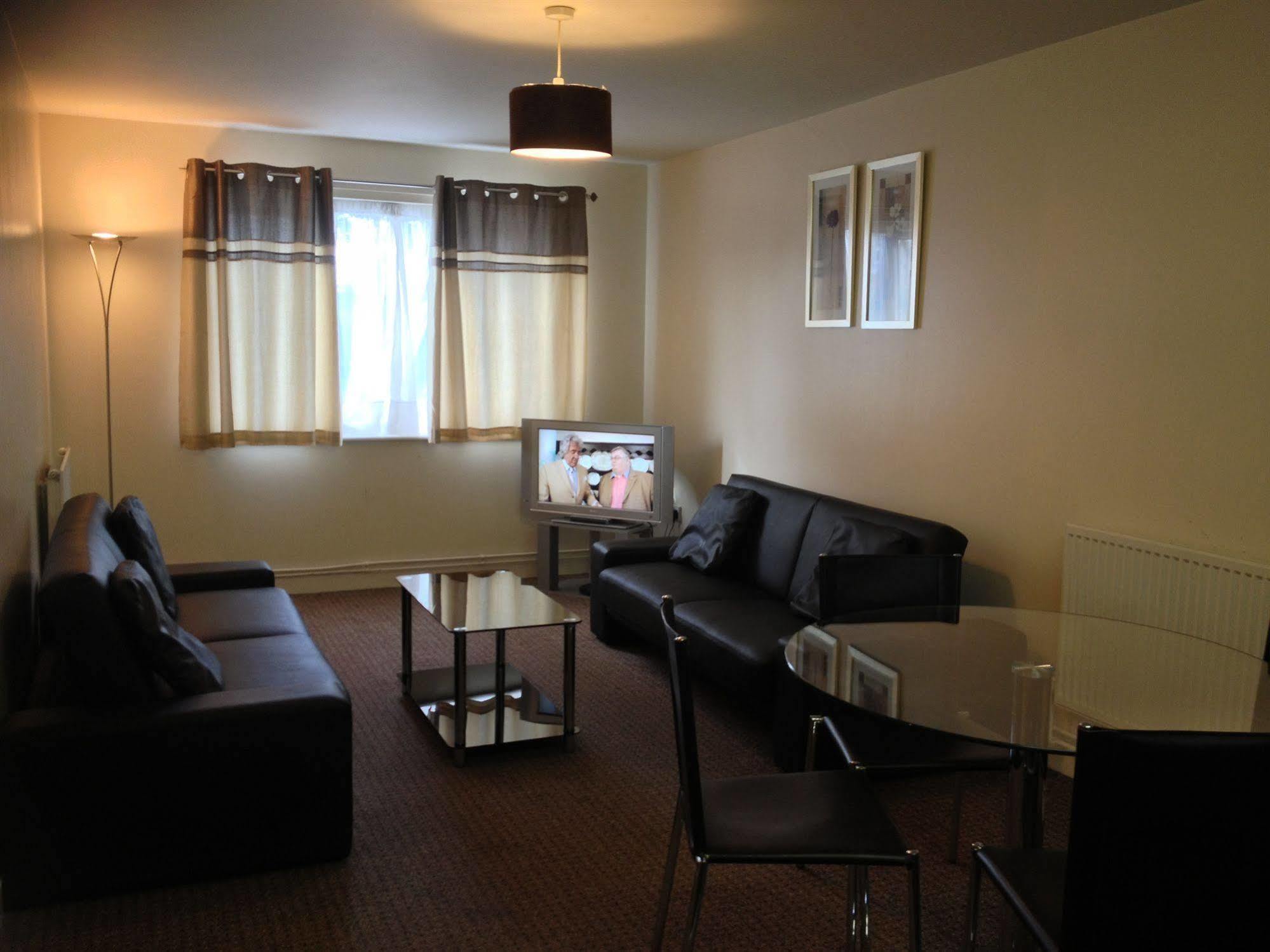 Oyo Arinza Apartments, Hotel